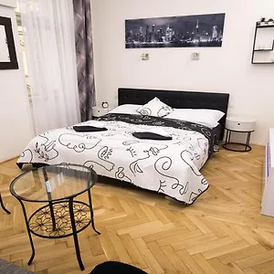 https://blackwhite-apartment-krakovska.praguehotelsweb.com